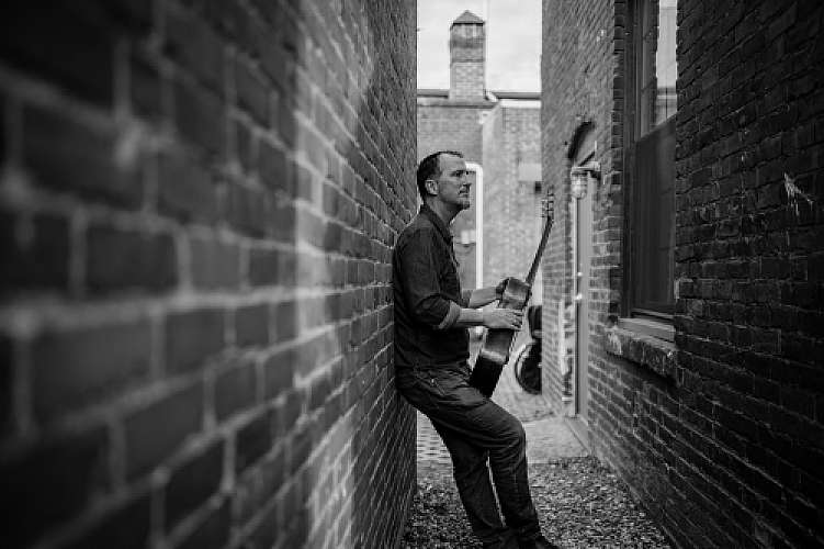 Promo photo for Peter Mulvey