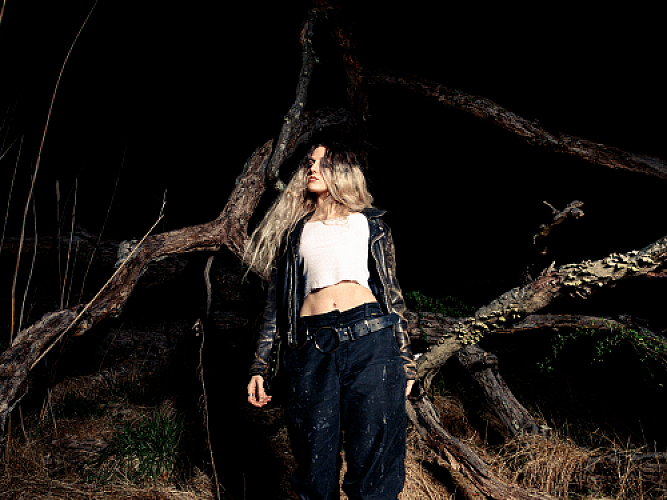 Promo photo for Izzy Camina