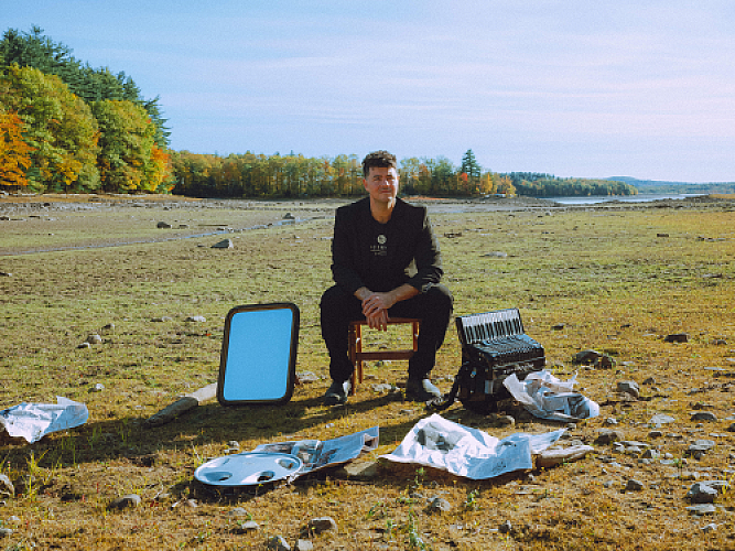 Promo photo for James Felice