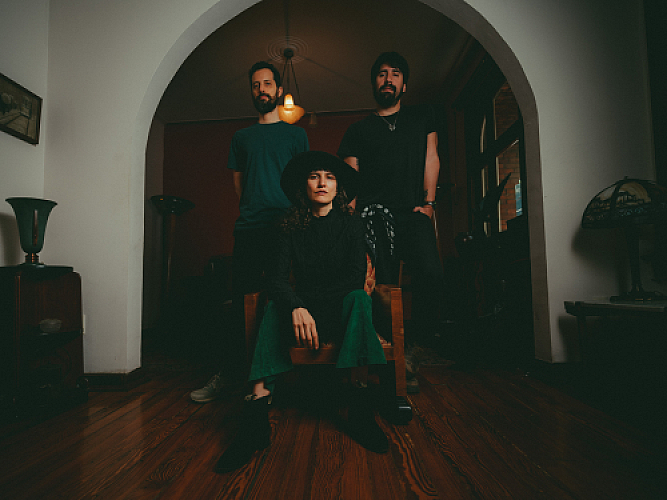 Promo photo for Karen y Los Remedios